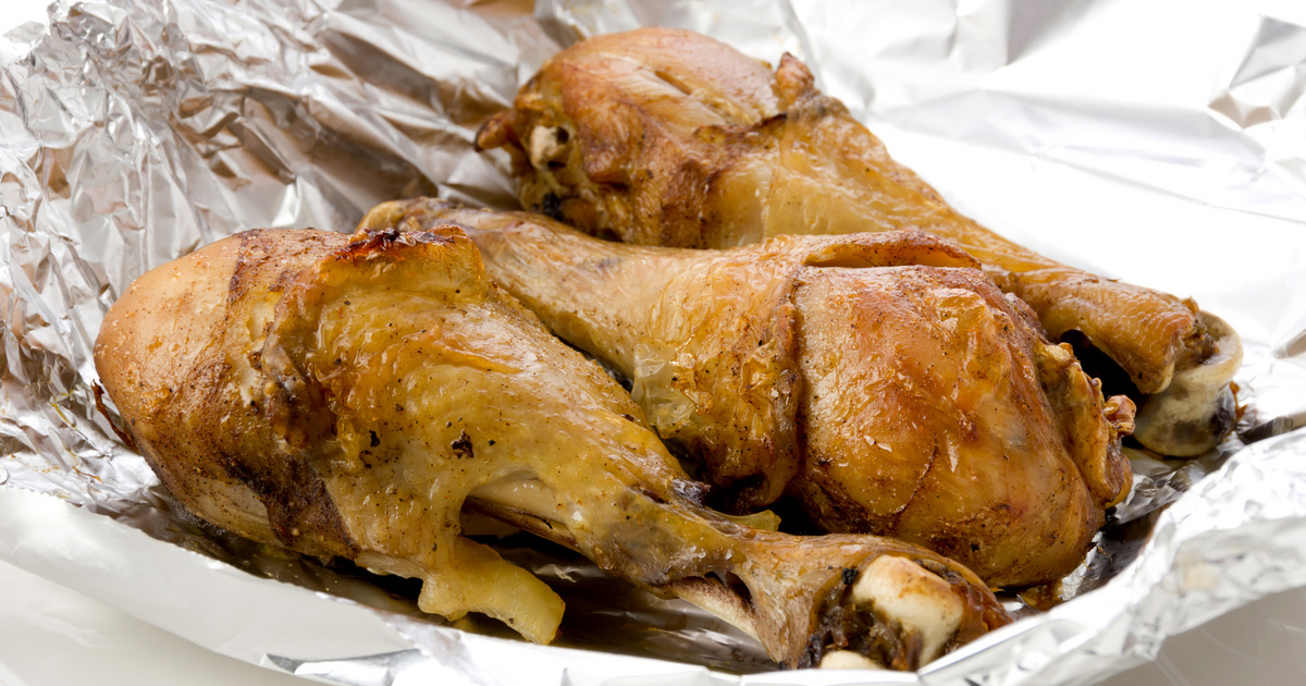 Omlós csirkecombok alufóliában sütve: ezzel a módszerrel igazán szaftos lesz