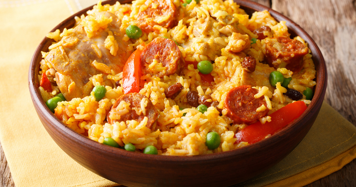Zöldséges rizs spanyol módra: hús, kolbász és színes zöldségek kerülnek bele