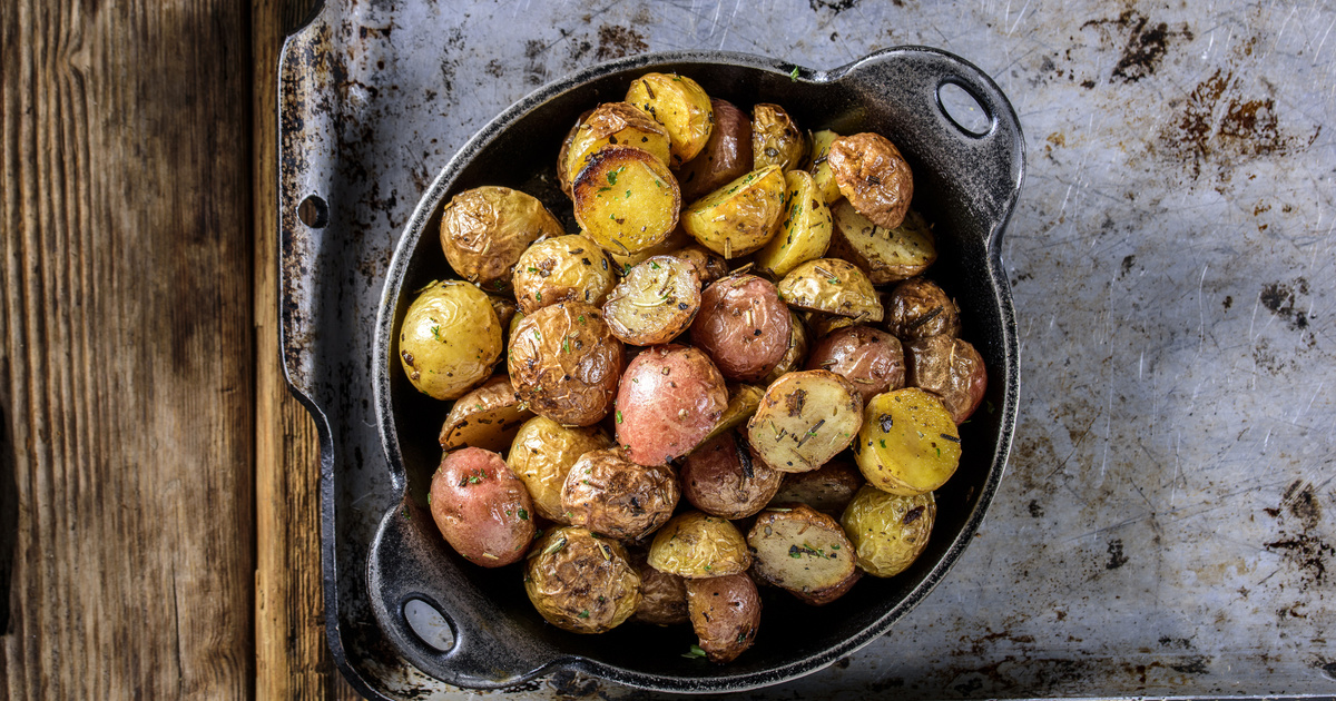 Ropogósra sült vajas újkrumpli: a legfinomabb tavaszi köret bármilyen hús mellé