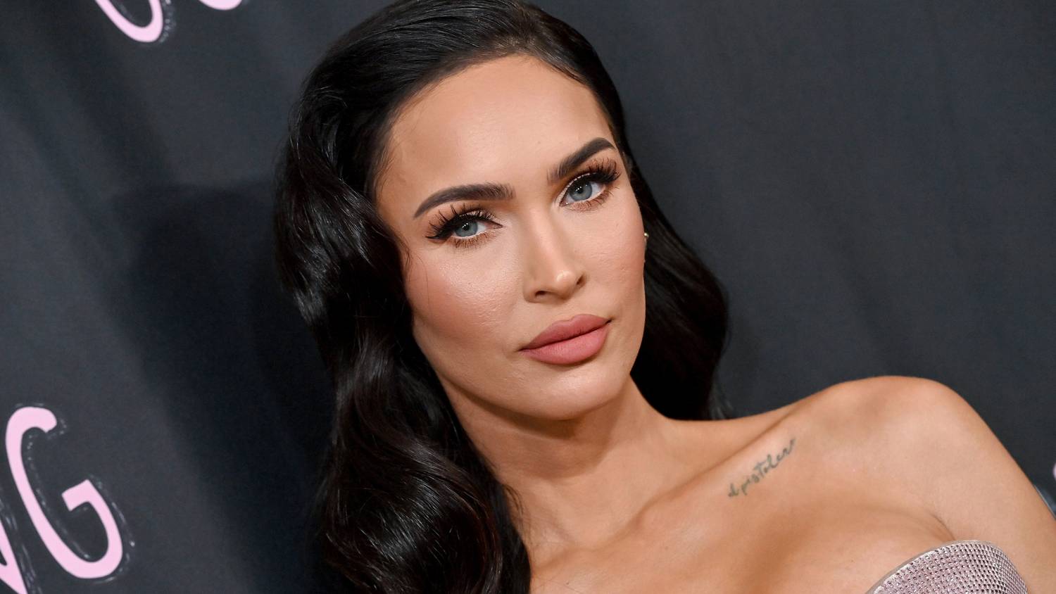 Felpolcolt keblek, kivillanó comb: Megan Fox dívaként ragyogott új filmje premierjén