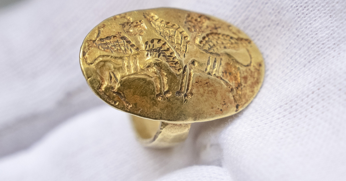 Ευρετήριο – Ξένος – Χρυσό δαχτυλίδι τριών χιλιάδων ετών που είχε κλαπεί κατά τη διάρκεια του πολέμου επιστράφηκε