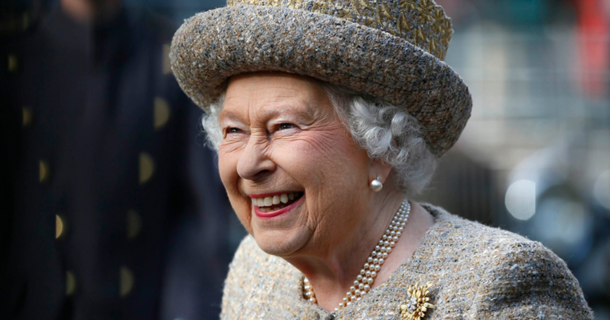 Bájos nő lett Erzsébet királynő 18 éves unokájából: Louise-ra büszke a nagymamája