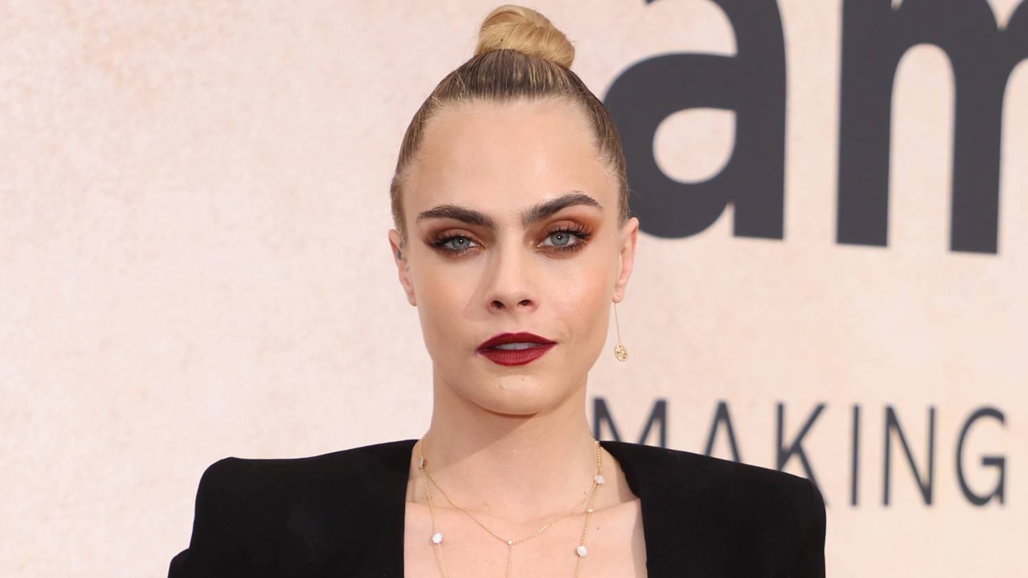 Cara Delevingne kis híján mellbimbót villantott rafinált kivágású ruhájában