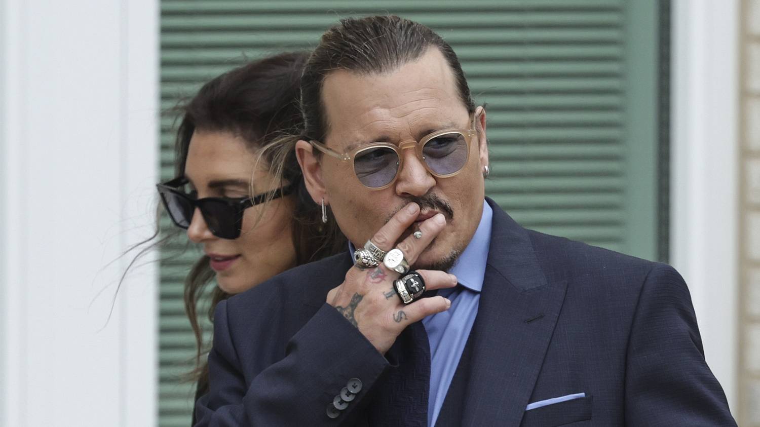 Johnny Depp már Angliában koncertezik