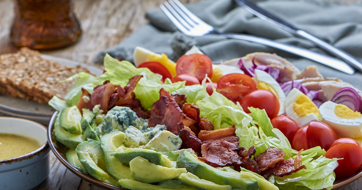 Kiadós és nagyon egészséges Cobb-saláta: úgy telít el, hogy az alakodat sem kell féltened tőle