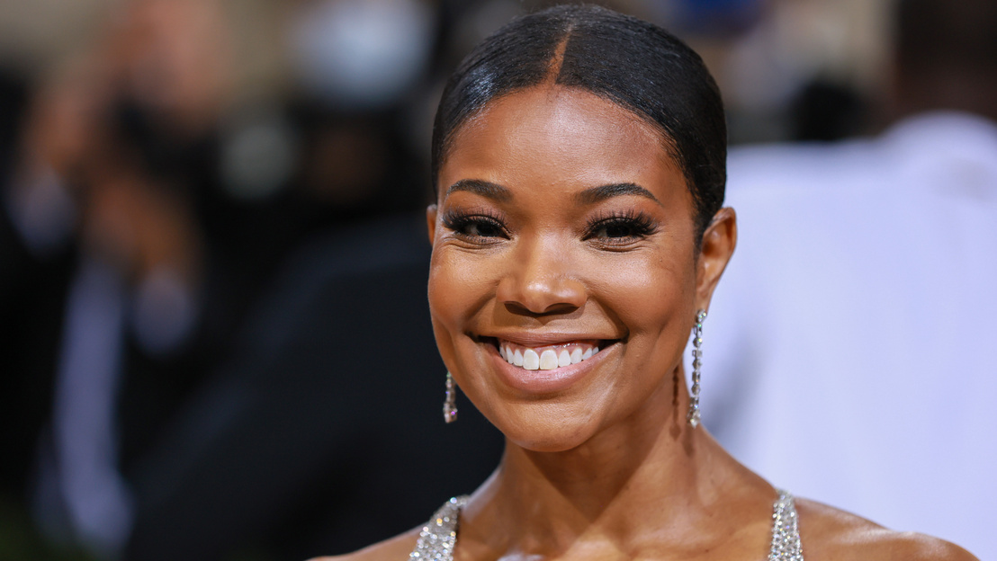 Gabrielle Union meztelenül pózol a medencében