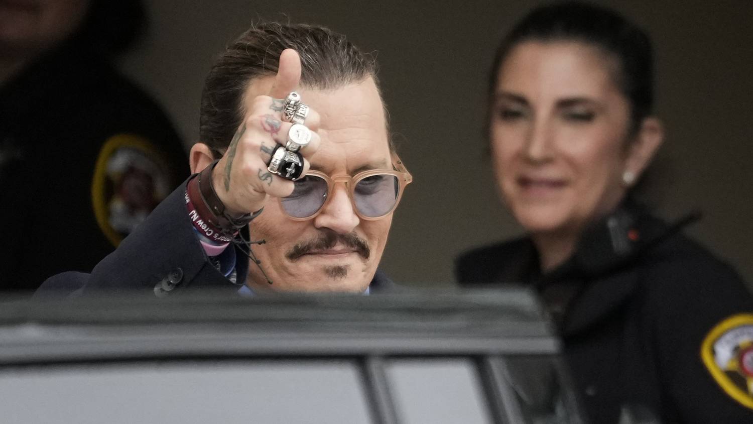 Így ünnepelt Johnny Depp, miután megnyerte a pert