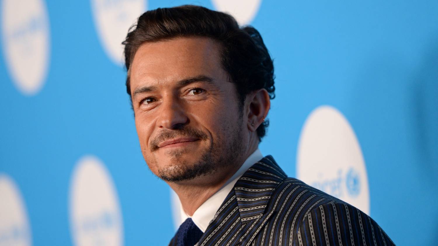 Orlando Bloom megvillantotta kidolgozott felsőtestét