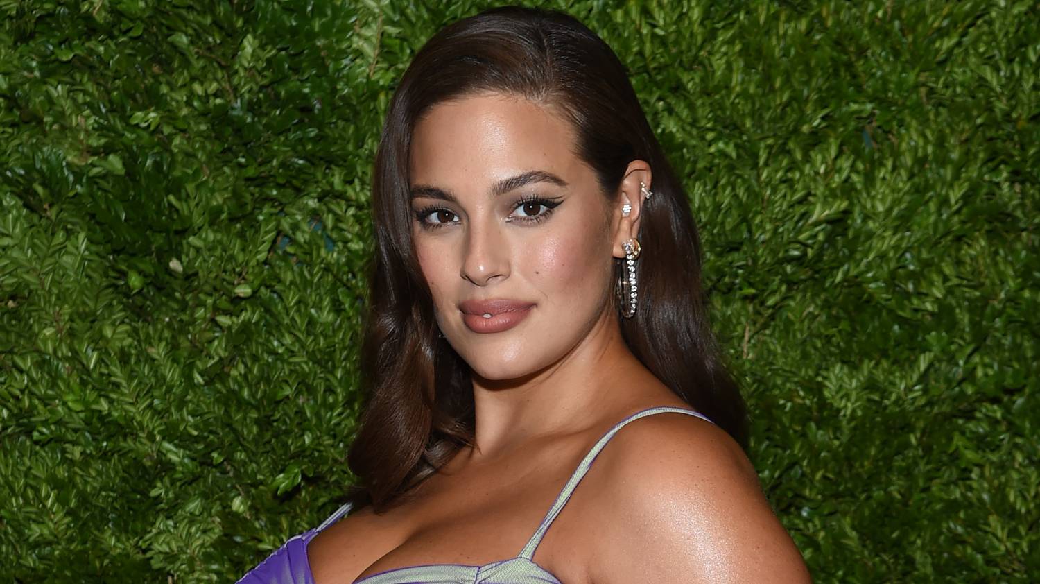 Cenzúrázatlan valóság: Ashley Graham sokat mutató szoptatós fotójától hangos az internet