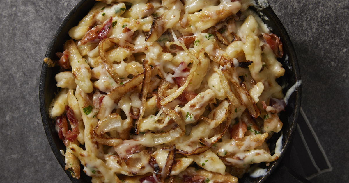 Kiadós hagymás-baconös nudli krumplis gyúrt tésztából: így lesz ruganyos a tészta