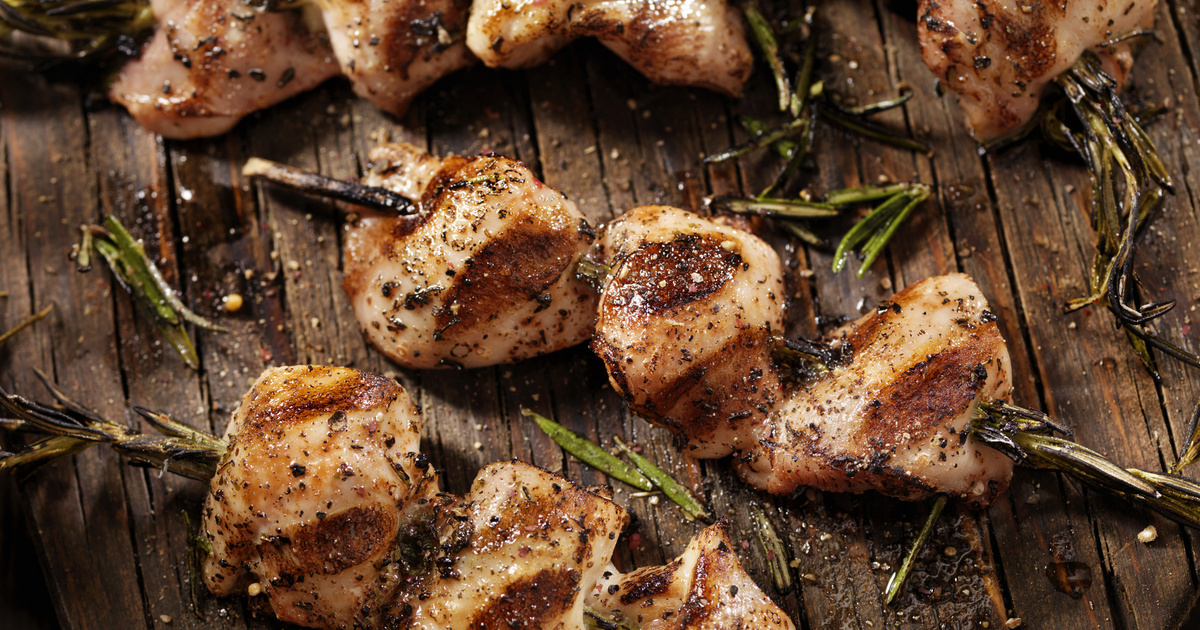 Omlós rozmaringos csirkenyárs - Ha így készíted, nem szárad ki a hús