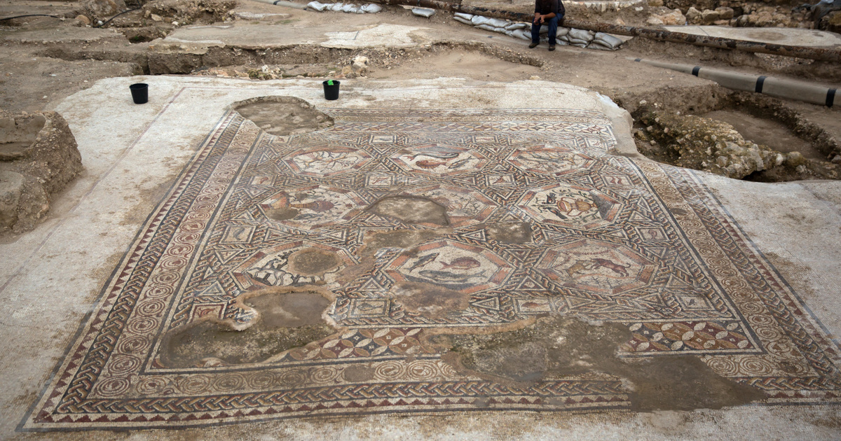Hazatér a kivételesen jó állapotban talált ókori padlómozaik