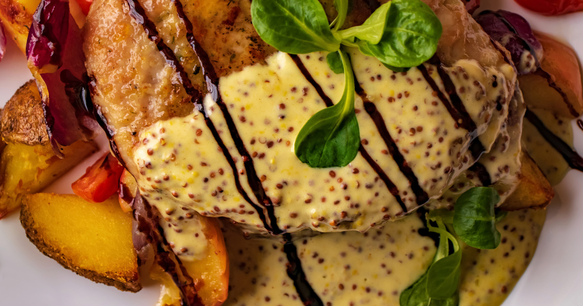 Omlós, fűszeres sült sertéskaraj: dijoni mustáros szósszal tálalva fenséges