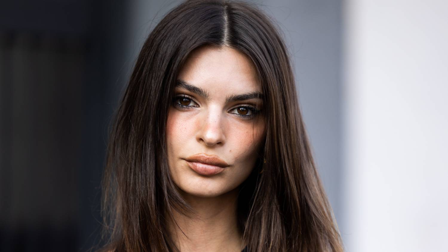 Emily Ratajkowski anyaszült meztelenül, kutyapózban fotóztatta magát a kutyájával