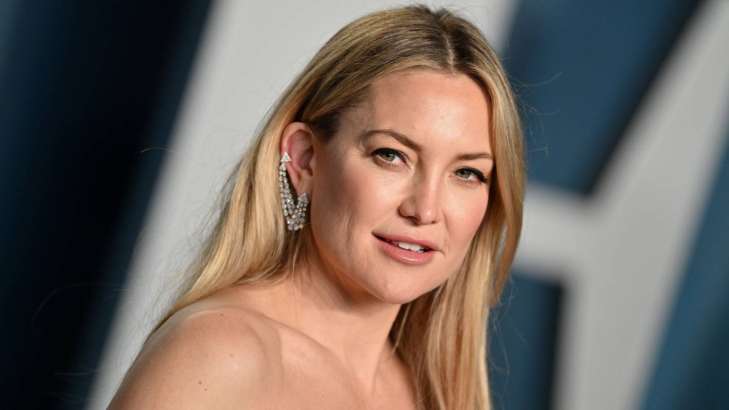 Kate Hudson a reggeli kávézás közben mutatta meg fedetlen kebleit