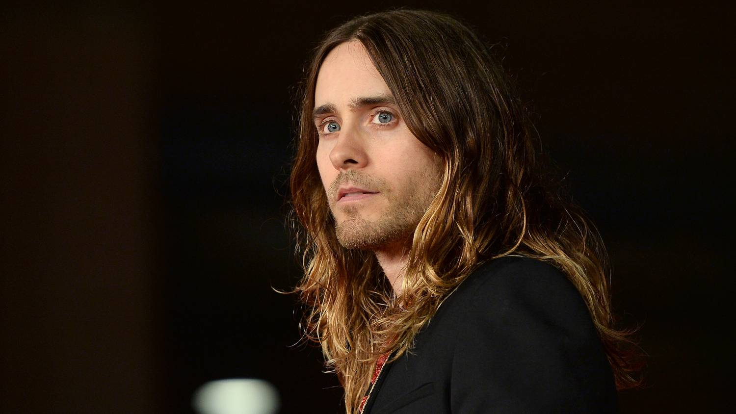 Jared Leto ezzel a lánnyal andalgott egy Észak-Olaszországi falu partján