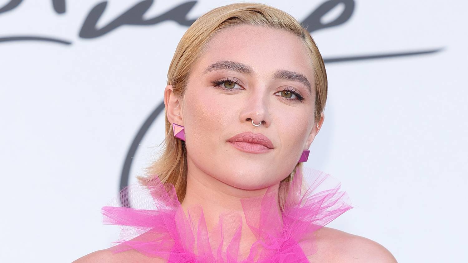 Florence Pugh leheletvékony, áttetsző ruhában villantott mellbimbót a vörös szőnyegen