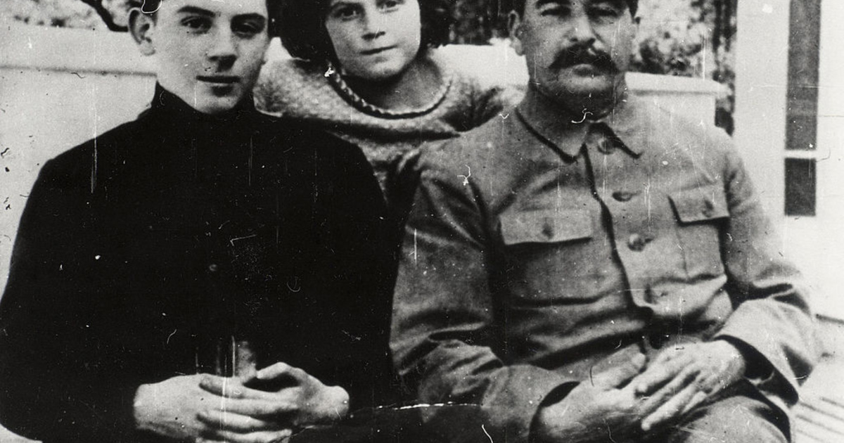 Ritkán látott fotók Sztálin családjáról: mi lett a gyermekei sorsa a halála után?