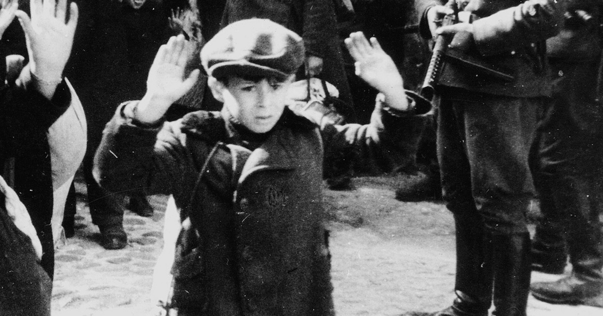 A sokkoló fotó alapján azonosították a lengyel kisfiúra fegyvert szegező náci tisztet