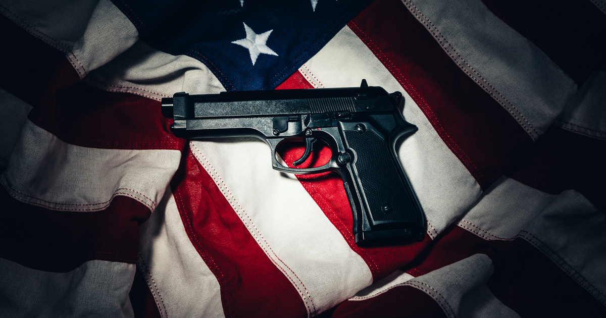 Miért imádják az amerikaiak a fegyvereket, és mi az a második alkotmánykiegészítés?