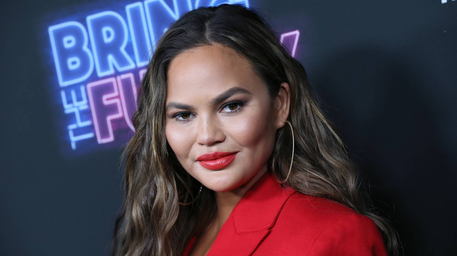 Chrissy Teigen pocakos fotókkal tudatta, hogy fájdalmas vetélése után újra babát vár