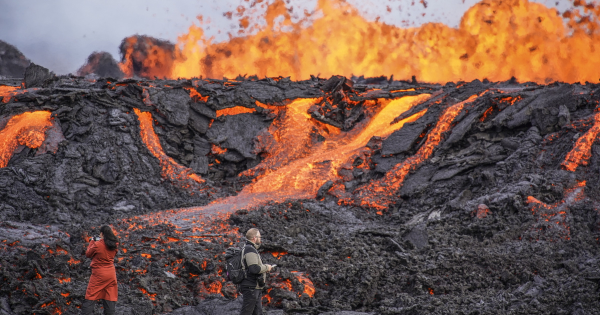 Elképesztő képeken az izlandi vulkánkitörés: kiadták a vörös kódot