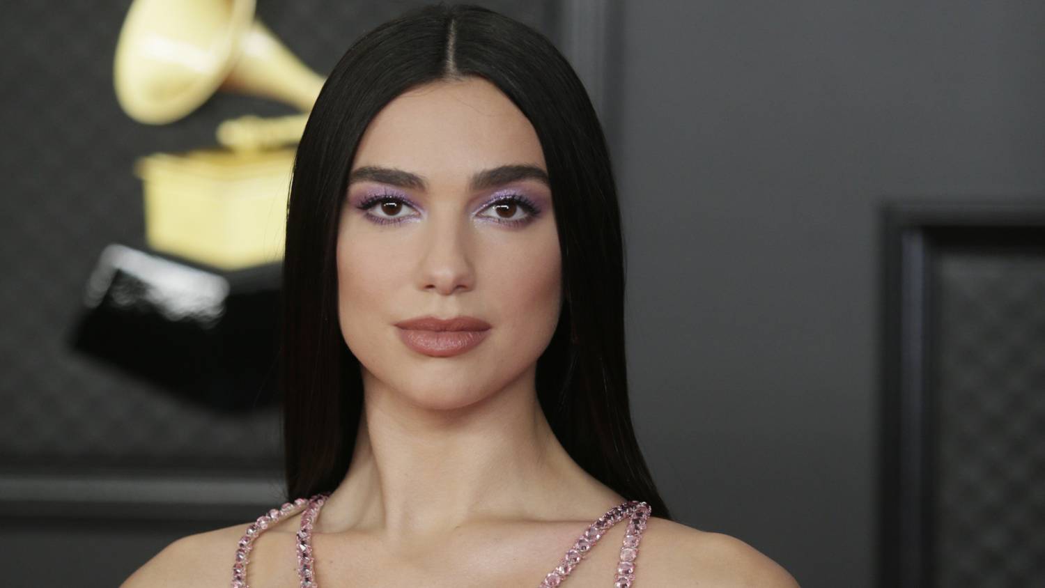 Dua Lipa rafinált kivágású ruhában szántotta fel a színpadot