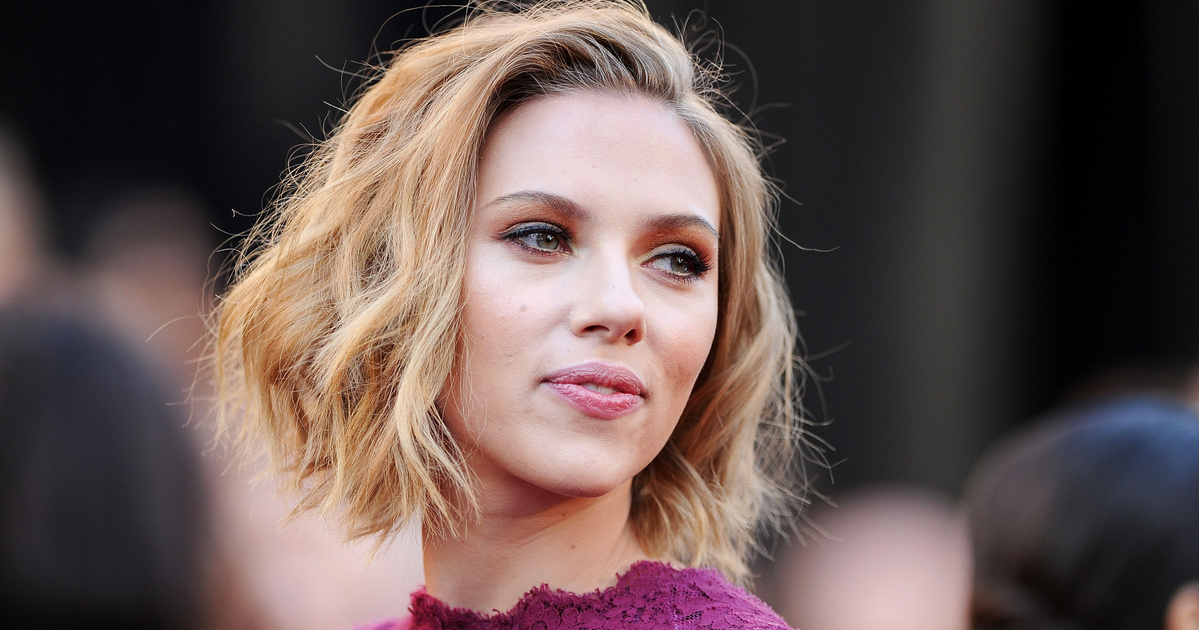 Scarlett Johanssont tűzpiros bikiniben fotózták le a luxusjachton: a kétgyerekes színésznőnek ilyen az alakja