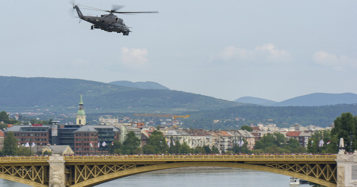 Repülőgépek lepik el az eget Budapest fölött