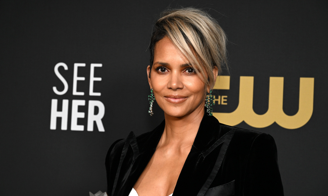 Halle Berry 56 éves lett, csipkés fehérneműben mutatta meg magát