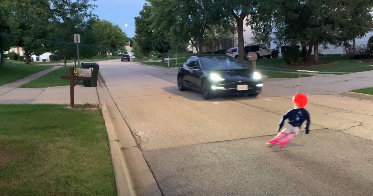 Índice – Tecnología-Ciencia – En video, el automóvil autónomo de Tesla choca con muñecos del tamaño de un bebé