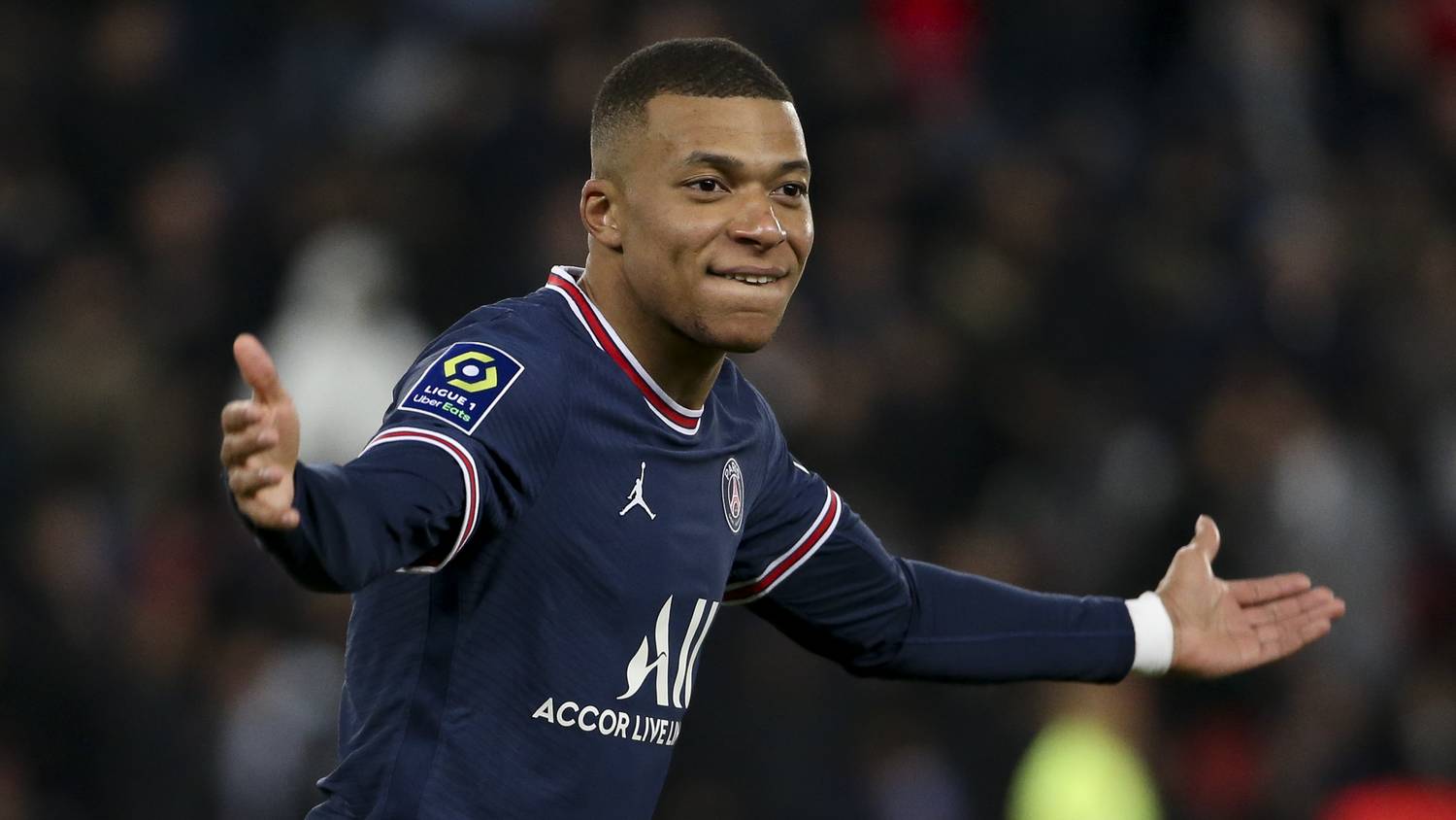 Transznemű modellel jár Kylian Mbappé