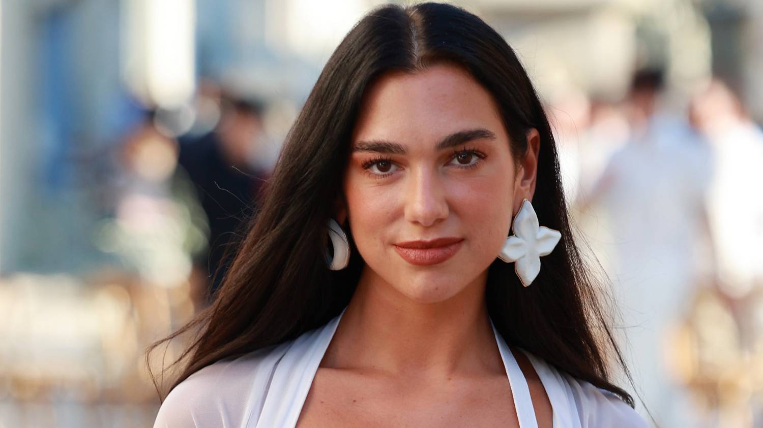 Velvet - Gumicukor - Dua Lipa melleit alig fedte a bikini, Mészáros  Mercédesz popsit villantott