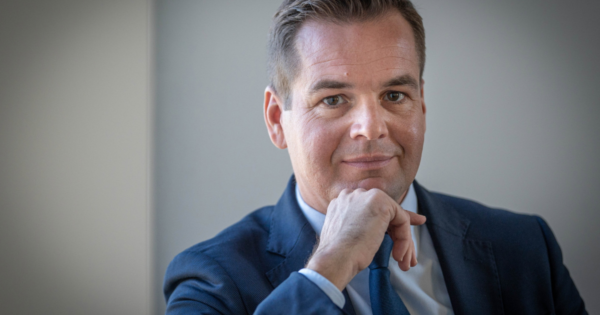 Németh Balázs autóvezetés közben, kávézgatva kérdezte fel Magyar Pétert, hol van a beígért szexvideója