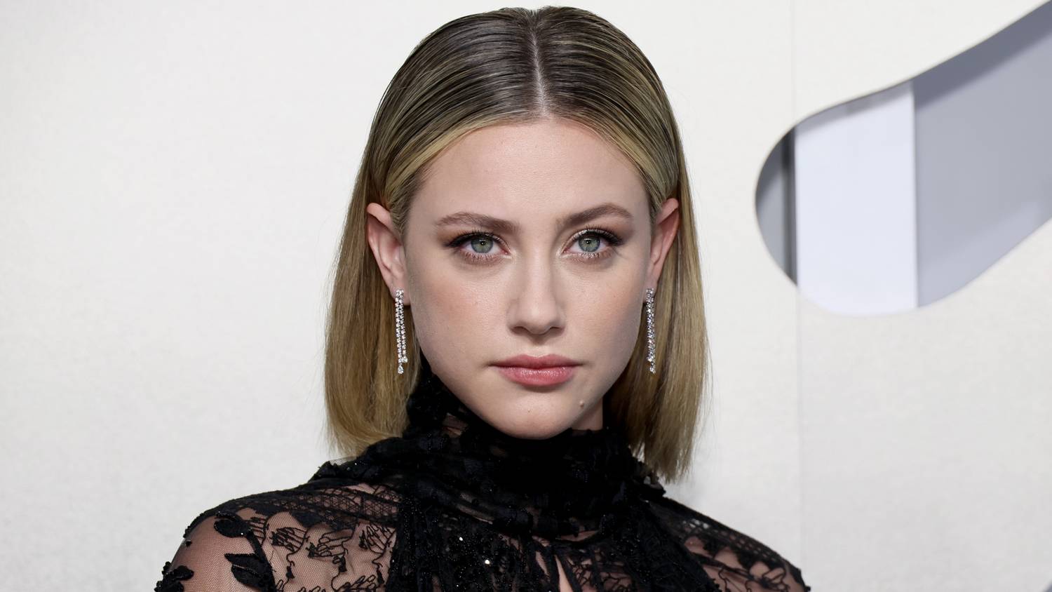 Lili Reinhart nem szégyenlős: az erkélyen meztelenkedett, amikor lencsevégre kapták