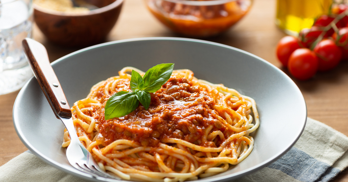 Hamis, szaftos bolognai spagetti: olcsó, mégis kiadós fogás húsmentesen