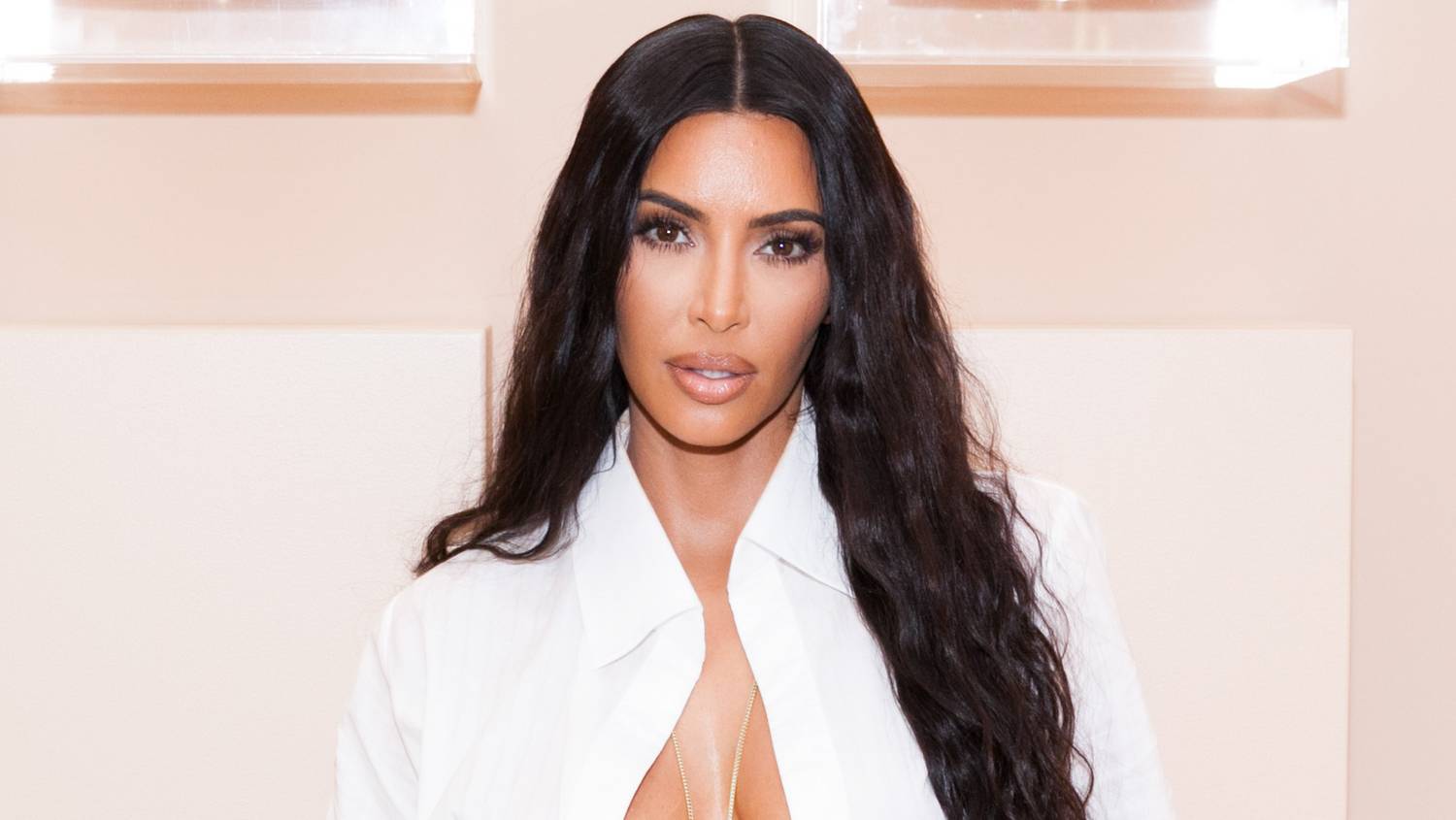 Kim Kardashian letolt gatyában, csupasz fenékkel borzolja a kedélyeket