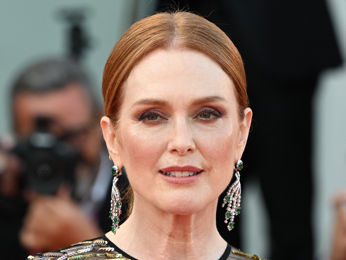 Julianne Moore büszkén mutogatja kebleit a Velencei Filmfesztiválon