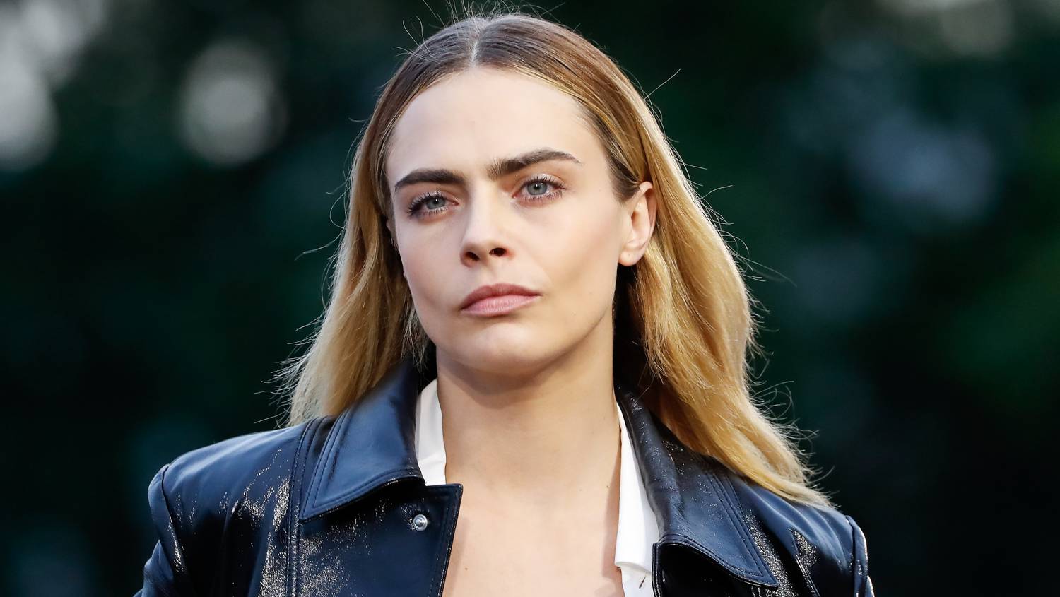 Aggasztó videók terjednek Cara Delevingne-ről: teljesen szétesve, koszos zokniban botorkált az utcákon