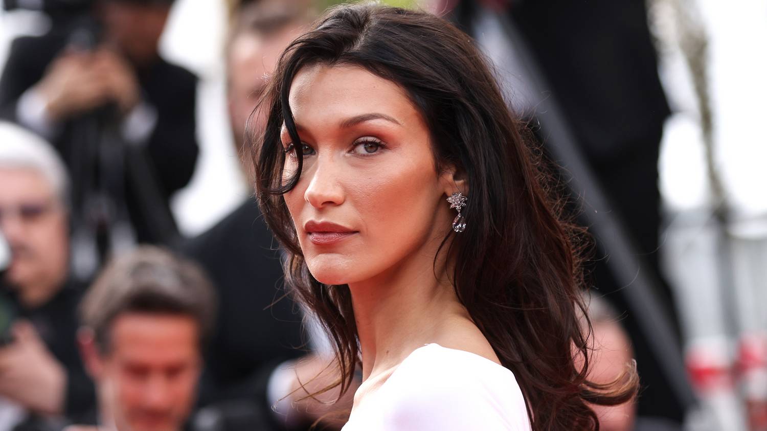 Bella Hadid félmeztelenül sétált a kifutón, a ruháját ott helyben fújták a testére