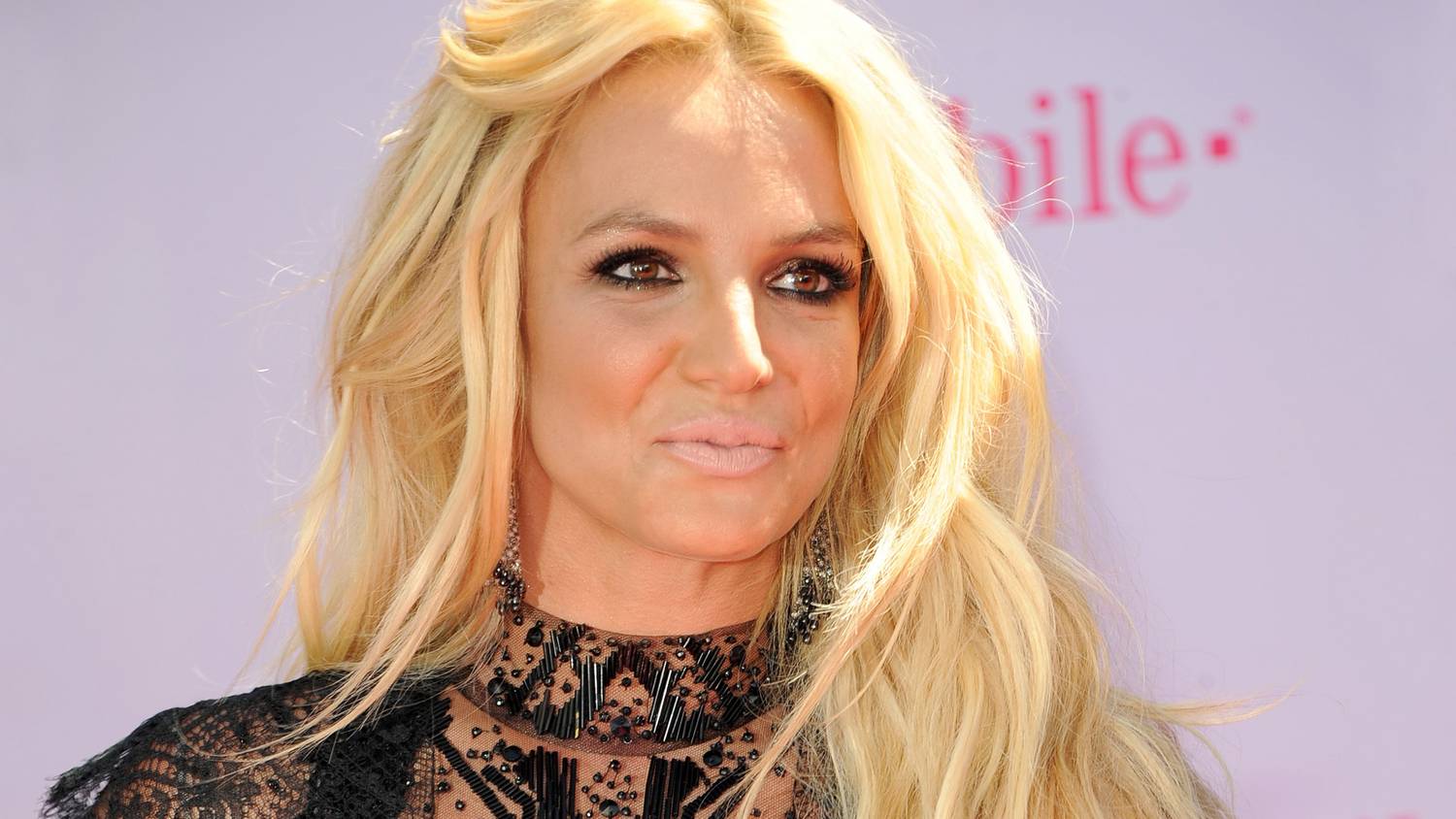 Britney Spears anyaszült meztelenül pucsított kamerába