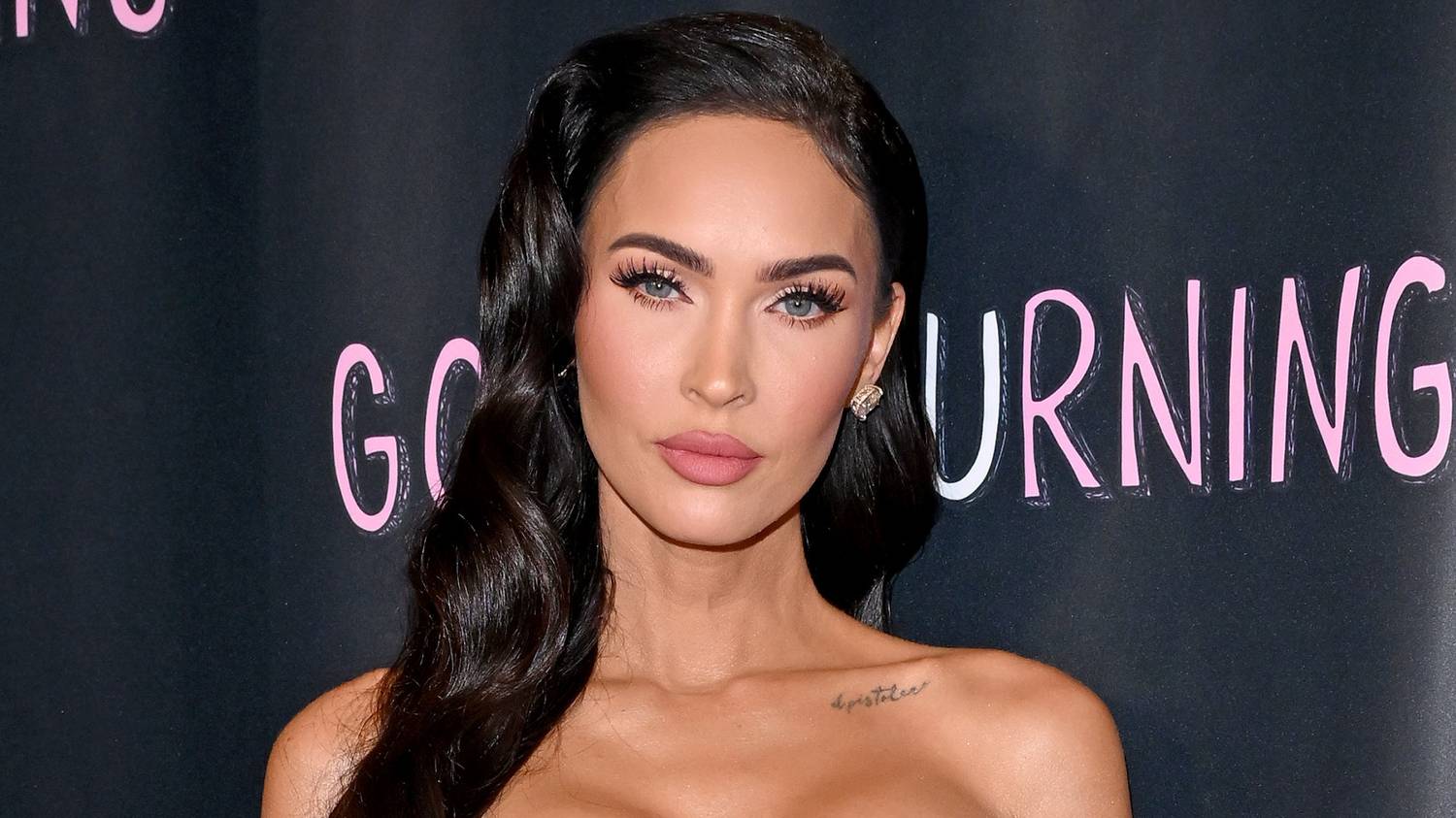 Megan Fox soha nem villantott ekkora dekoltázst, melltartóját csak a szentlélek tartja a helyén