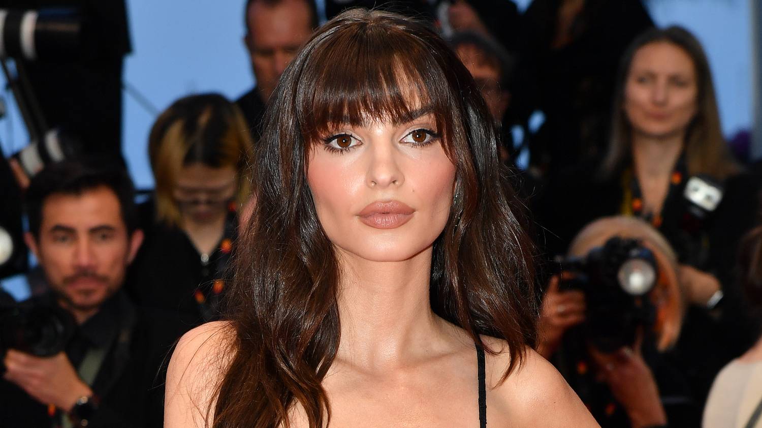 Emily Ratajkowski nyakig felöltözött, mellbimbóit mégis teljes egészében megvillantotta