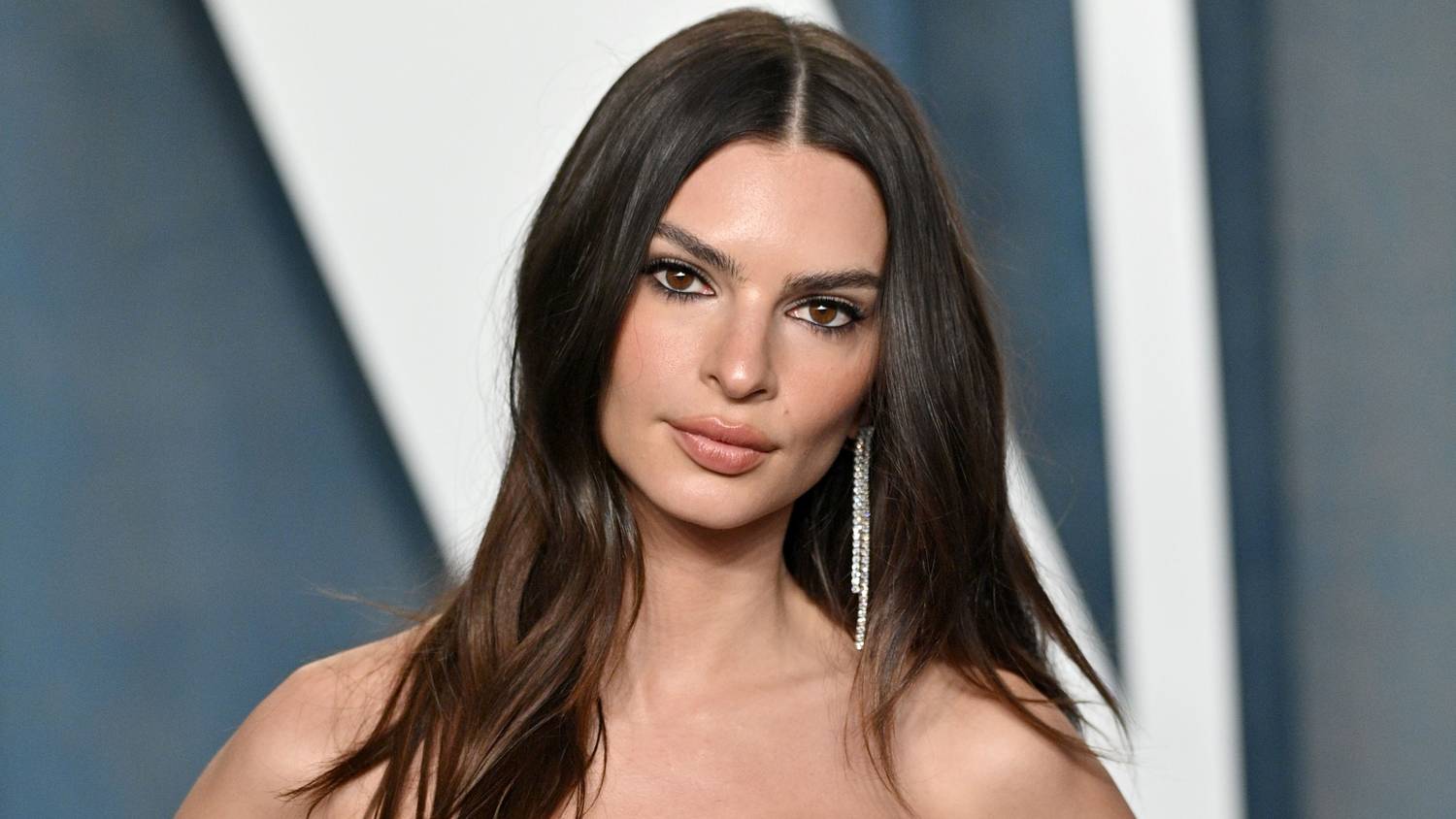 Merész: Emily Ratajkowski csak a kezével takarja fedetlen kebleit