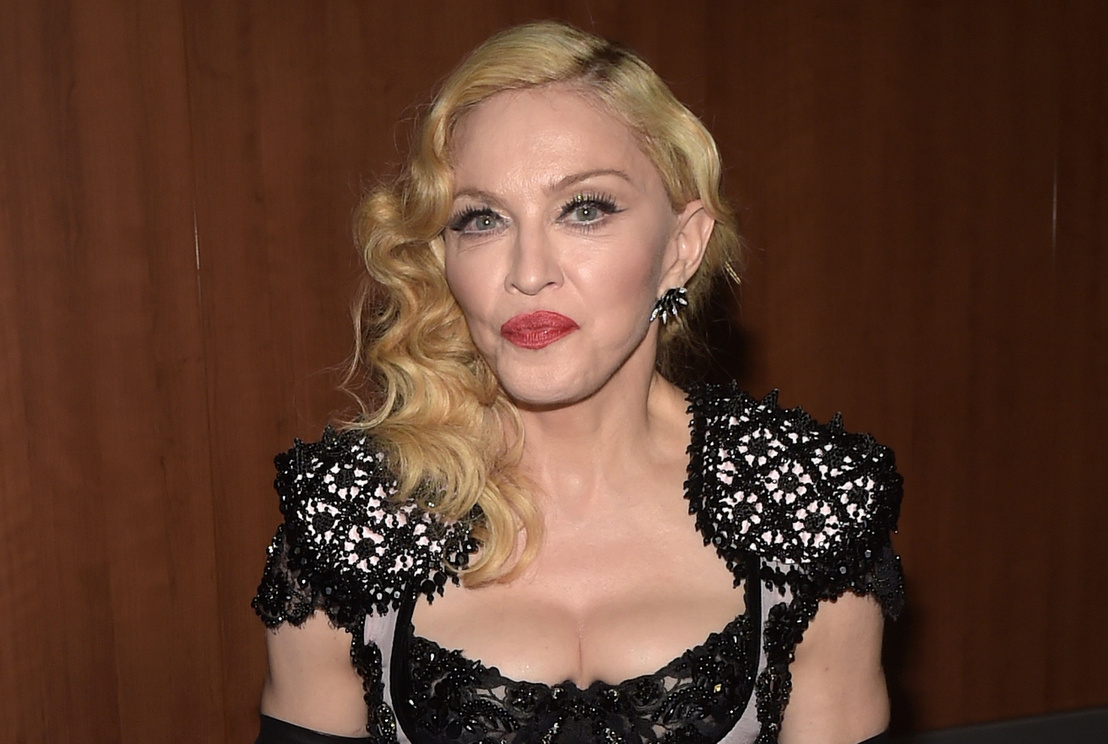 Madonna legújabb klipje olyan, mint egy pornófilm, például vadul csókolózik egy nővel