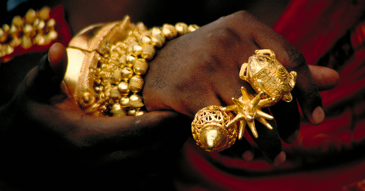 Kings hands. Золото Ашанти. Африканские золотые украшения. Африканец с золотыми украшениями. Ювелирные украшения ЮАР.
