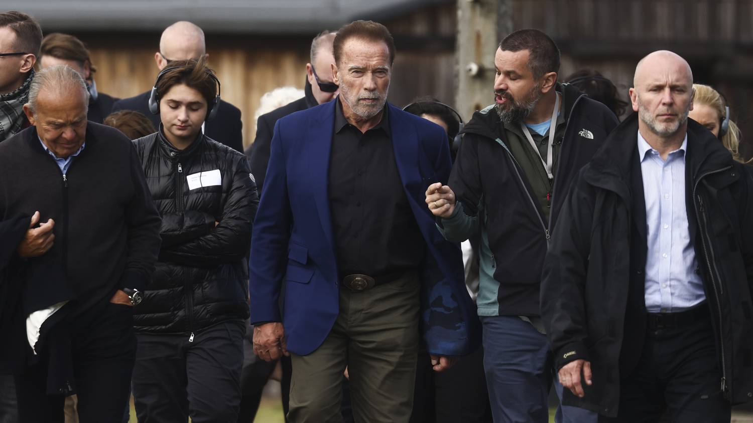 Felháborítónak tartják Arnold Schwarzenegger üzenetét az auschwitzi múzeum vendégkönyvében