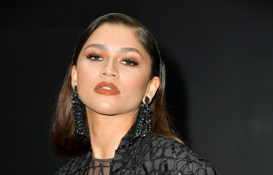 Zendaya egy átlátszó harisnyában flangált a divathéten