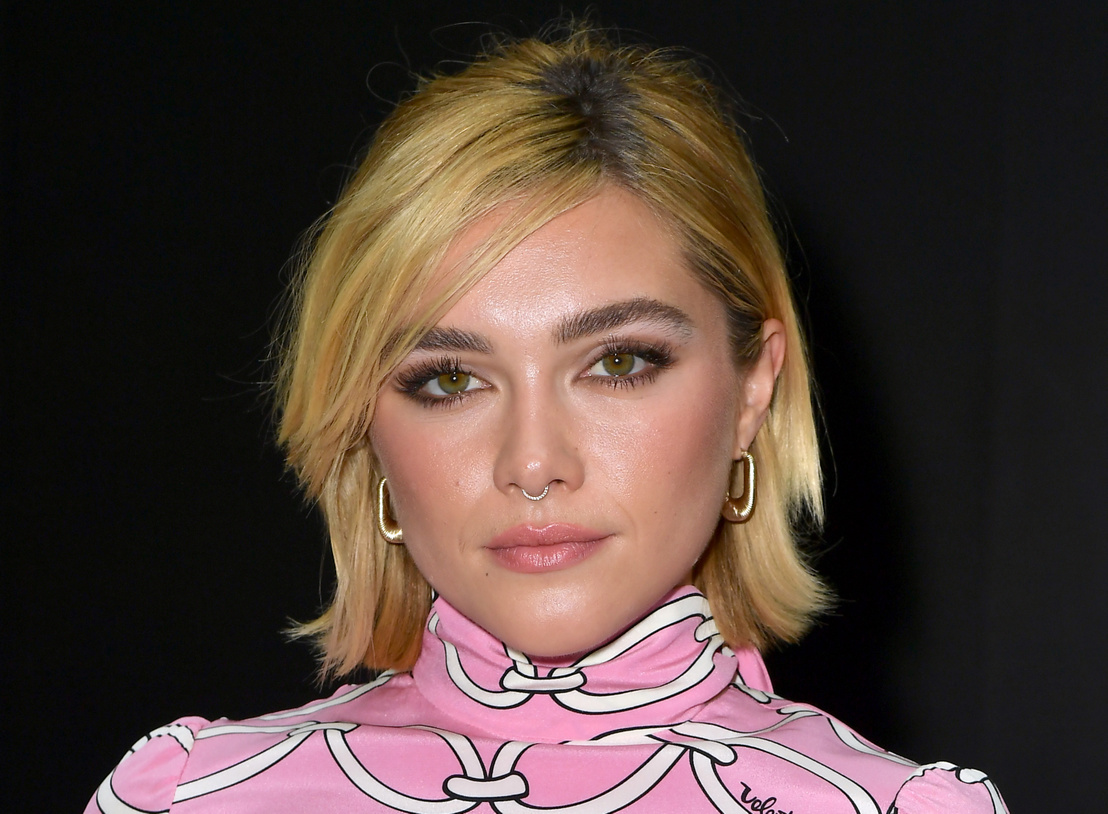 Florence Pugh áttetsző ruhában hirdeti, hogy nincs gond a kis mellekkel