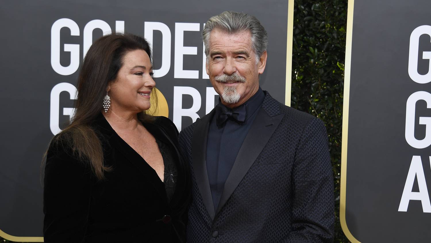 Pierce Brosnan távoltartási végzést kért a háza elé letáborozó nő ellen